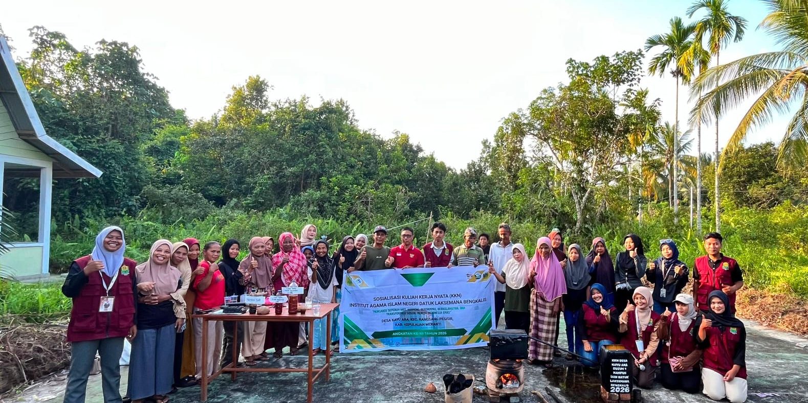 Inovasi Mahasiswa KKN IAIN Datuk Laksemana Bengkalis di Rangsang Pesisir Meranti: Olah Limbah Batok Kelapa Jadi Asap Cair Pembeku Karet Alami